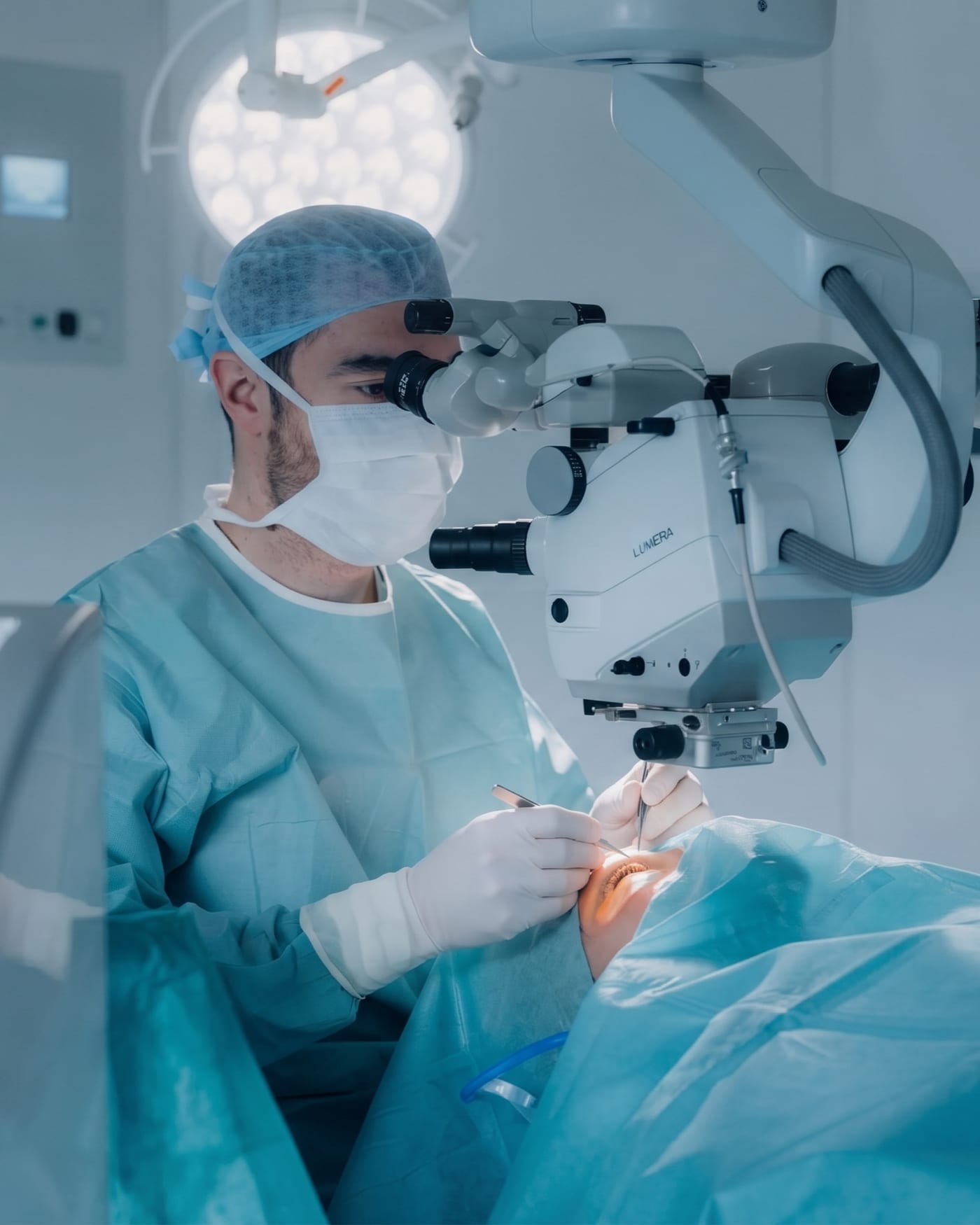 Priv.-Doz. Dr. Zehetner performing cataract surgery at the operating microscope in Innsbruck